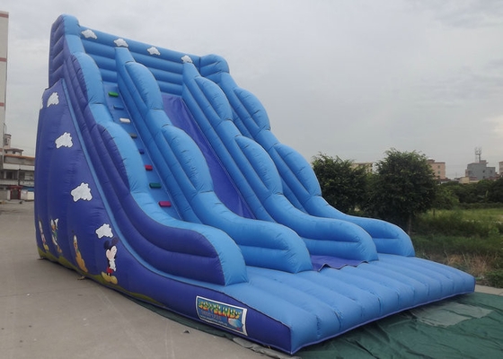 Lâu đài Bouncy phồng lên cùng với các nhân vật hoạt hình bằng màu đen được in