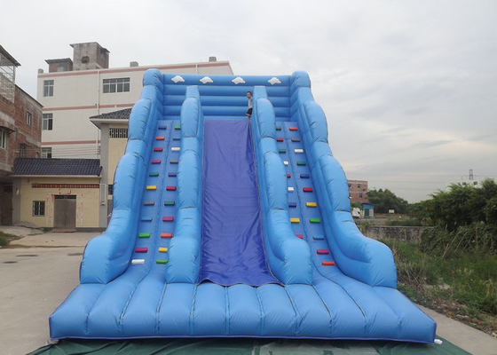 Lâu đài Bouncy phồng lên cùng với các nhân vật hoạt hình bằng màu đen được in