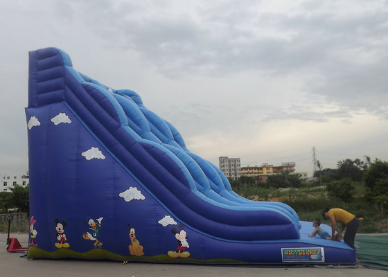 Lâu đài Bouncy phồng lên cùng với các nhân vật hoạt hình bằng màu đen được in