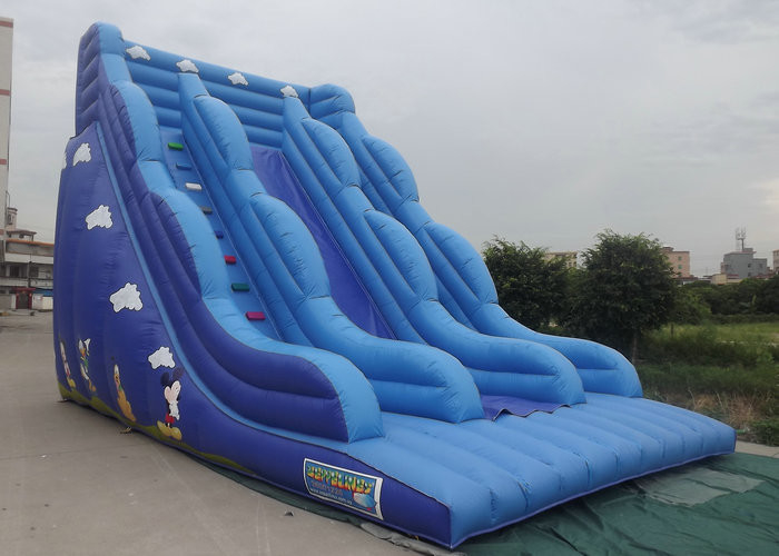 Lâu đài Bouncy phồng lên cùng với các nhân vật hoạt hình bằng màu đen được in